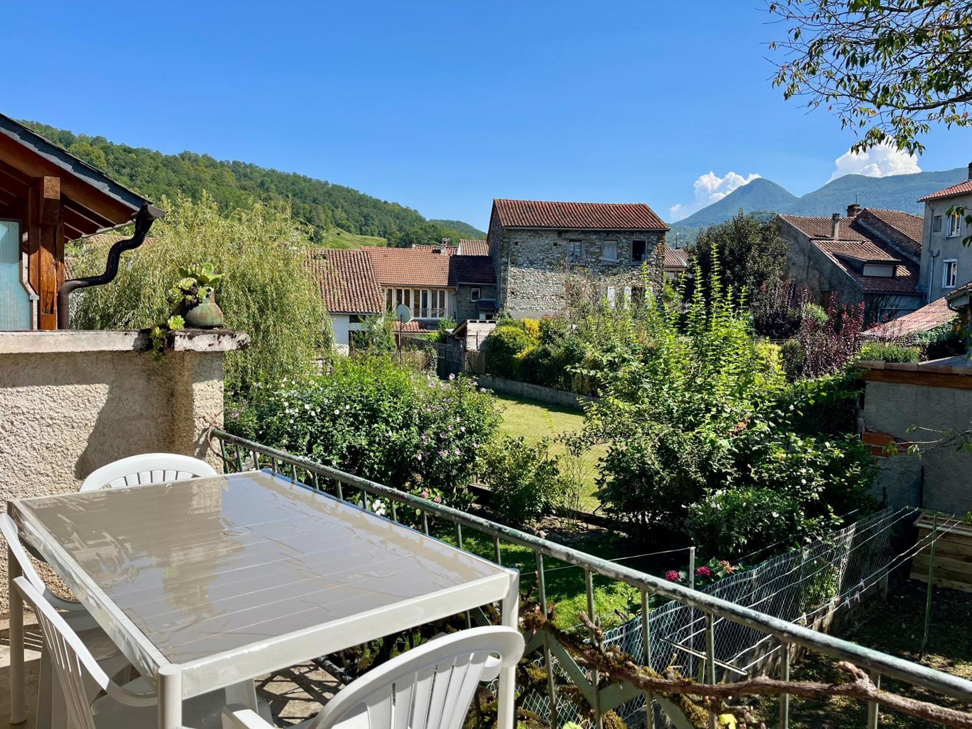 La Petite Ourse Maison De Village A Oust Экстерьер фото
